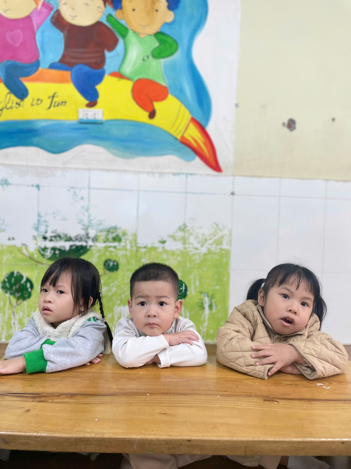 BÉ HỌC CÁCH ĐI GIÀY VÀ BUỘC DÂY GIÀY